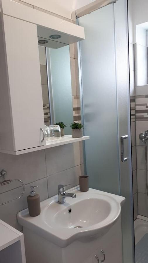 Apartman Lidija Dinjiška Exterior foto